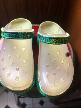 Crocs iconic Slip-On platform Clogs in Cream and jungle print Green